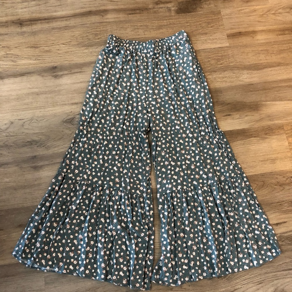 Size medium palazzo pants with pockets, never worn. Smoke free home.